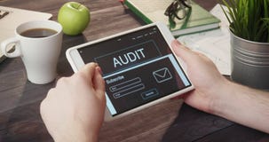 Εξέταση το λογιστικό έλεγχο app που χρησιμοποιεί το φορητό υπολογιστή στο γραφείο φιλμ μικρού μήκους Εξέταση το λογιστικό έλεγχο app που χρησιμοποιεί το φορητό υπολογιστή στο γραφείο φιλμ μικρού μήκους