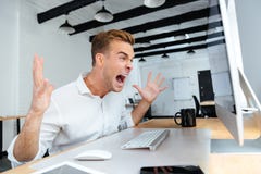 Εξαγριωμένος επιχειρηματίας που εργάζεται με τον υπολογιστή και να φωνάξει Στοκ Εικόνα Εξαγριωμένος επιχειρηματίας που εργάζεται με τον υπολογιστή και να φωνάξει Στοκ Εικόνα