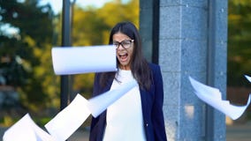 0 εξαγριωμένος εργαζόμενος γραφείων θηλυκών που ρίχνει το τσαλακωμένο έγγραφο, που έχει τη νευρική διακοπή στην εργασία, που κραυ απόθεμα βίντεο 0 εξαγριωμένος εργαζόμενος γραφείων θηλυκών που ρίχνει το τσαλακωμένο έγγραφο, που έχει τη νευρική διακοπή στην εργασία, που κραυ απόθεμα βίντεο