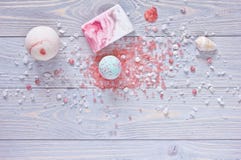 Εξαρτήματα SPA και ντους Βόμβες λουτρών, aromatherapy αλατισμένοι, χειροποίητοι φραγμός σαπουνιών και θαλασσινά κοχύλια στο ξύλιν στοκ φωτογραφίες Εξαρτήματα SPA και ντους Βόμβες λουτρών, aromatherapy αλατισμένοι, χειροποίητοι φραγμός σαπουνιών και θαλασσινά κοχύλια στο ξύλιν στοκ φωτογραφίες