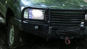 Εξερευνητικοί γύροι SUV μέσω των ξύλων αργά στο βρώμικο δρόμο απόθεμα βίντεο Εξερευνητικοί γύροι SUV μέσω των ξύλων αργά στο βρώμικο δρόμο απόθεμα βίντεο