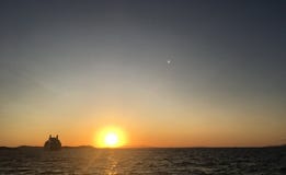 Εξισώνοντας σε Mikonos, το ελληνικά σκάφος νησιών και το φεγγάρι στοκ φωτογραφία Εξισώνοντας σε Mikonos, το ελληνικά σκάφος νησιών και το φεγγάρι στοκ φωτογραφία