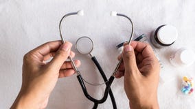 Εξοπλισμός για τους αρρώστους ανθρώπων υποστήριξης με το στηθοσκόπιο και το ιατρικό χάπι στοκ εικόνα Εξοπλισμός για τους αρρώστους ανθρώπων υποστήριξης με το στηθοσκόπιο και το ιατρικό χάπι στοκ εικόνα