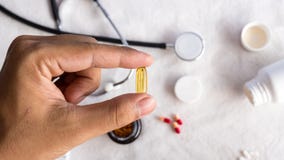 Εξοπλισμός για τους αρρώστους ανθρώπων υποστήριξης με το στηθοσκόπιο και το ιατρικό χάπι στοκ φωτογραφίες Εξοπλισμός για τους αρρώστους ανθρώπων υποστήριξης με το στηθοσκόπιο και το ιατρικό χάπι στοκ φωτογραφίες