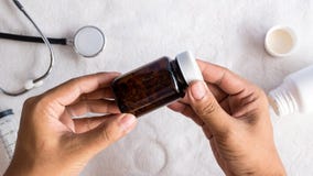 Εξοπλισμός για τους αρρώστους ανθρώπων υποστήριξης με το στηθοσκόπιο και το ιατρικό χάπι στοκ εικόνες με δικαίωμα ελεύθερης χρήσης Εξοπλισμός για τους αρρώστους ανθρώπων υποστήριξης με το στηθοσκόπιο και το ιατρικό χάπι στοκ εικόνες με δικαίωμα ελεύθερης χρήσης