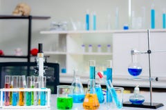 Εξοπλισμός γυαλικών στα χημικά εργαστήρια στοκ εικόνες Εξοπλισμός γυαλικών στα χημικά εργαστήρια στοκ εικόνες