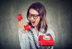 εξοργισμένη επιχειρησιακή γυναίκα που φωνάζει στο κόκκινο τηλέφωνοη στοκ φωτογραφία εξοργισμένη επιχειρησιακή γυναίκα που φωνάζει στο κόκκινο τηλέφωνοη στοκ φωτογραφία