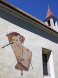 Εξωτερική αρχιτεκτονική λεπτομέρεια με ένα ηλιακό ρολόι από την εκκλησία προσκυνήματος του ST John Nepomuk, στη Lana Di Sopra ή O στοκ εικόνα με δικαίωμα ελεύθερης χρήσης Εξωτερική αρχιτεκτονική λεπτομέρεια με ένα ηλιακό ρολόι από την εκκλησία προσκυνήματος του ST John Nepomuk, στη Lana Di Sopra ή O στοκ εικόνα με δικαίωμα ελεύθερης χρήσης