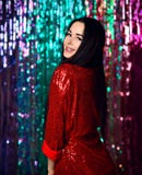 Εορτασμός γυναικών Brunette, έχοντας τη διασκέδαση στο κόμμα Πορτρέτο ενός ευτυχούς χαμογελώντας κοριτσιού σε ένα μοντέρνο γοητευ στοκ εικόνες με δικαίωμα ελεύθερης χρήσης Εορτασμός γυναικών Brunette, έχοντας τη διασκέδαση στο κόμμα Πορτρέτο ενός ευτυχούς χαμογελώντας κοριτσιού σε ένα μοντέρνο γοητευ στοκ εικόνες με δικαίωμα ελεύθερης χρήσης