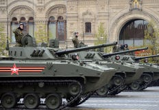 Εορτασμός της 72ης επετείου της νίκης ημέρα WWII Το το» όχημα αγώνα BMD-4M †του αερομεταφερόμενου είναι αμφίβιο νήπιο στοκ φωτογραφίες Εορτασμός της 72ης επετείου της νίκης ημέρα WWII Το το» όχημα αγώνα BMD-4M †του αερομεταφερόμενου είναι αμφίβιο νήπιο στοκ φωτογραφίες