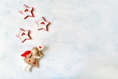 Εορταστικό θέμα διακοπών Χριστουγέννων με τον άγγελο παιχνιδιών και το κόκκινο άσπρο αστέρι τρία στοκ φωτογραφίες Εορταστικό θέμα διακοπών Χριστουγέννων με τον άγγελο παιχνιδιών και το κόκκινο άσπρο αστέρι τρία στοκ φωτογραφίες
