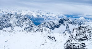 Επάνω από τη φωτογραφία ταξιδιού Zugspitze σύννεφων - υψηλότερη αιχμή Germany’s στοκ εικόνα Επάνω από τη φωτογραφία ταξιδιού Zugspitze σύννεφων - υψηλότερη αιχμή Germany’s στοκ εικόνα
