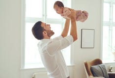 Επάνω πηγαίνει daddy& x27 μικρό κορίτσι του s! στοκ φωτογραφίες με δικαίωμα ελεύθερης χρήσης Επάνω πηγαίνει daddy& x27 μικρό κορίτσι του s! στοκ φωτογραφίες με δικαίωμα ελεύθερης χρήσης