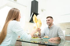 Επέτειος εορτασμού ζεύγους στοκ εικόνα Επέτειος εορτασμού ζεύγους στοκ εικόνα