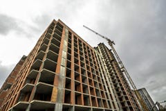 Επίγεια άποψη μιας νέας σύγχρονης κατοικημένης οικοδόμησης κάτω από την οικοδόμηση Έννοια ανάπτυξης ακίνητων περιουσιών Πολυ σπίτ Στοκ Εικόνες Επίγεια άποψη μιας νέας σύγχρονης κατοικημένης οικοδόμησης κάτω από την οικοδόμηση Έννοια ανάπτυξης ακίνητων περιουσιών Πολυ σπίτ Στοκ Εικόνες