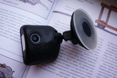 Επίδειξη αυτοκινήτων camcorder Εγκατεστημένος μέσα στο αυτοκίνητο στον ανεμοφράκτη για να καταγράψει τι συμβαίνει στο δρόμο στοκ φωτογραφία με δικαίωμα ελεύθερης χρήσης Επίδειξη αυτοκινήτων camcorder Εγκατεστημένος μέσα στο αυτοκίνητο στον ανεμοφράκτη για να καταγράψει τι συμβαίνει στο δρόμο στοκ φωτογραφία με δικαίωμα ελεύθερης χρήσης