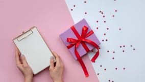 Επίπεδος βάλτε Έγγραφο χεριών γυναίκας -απαριθμεί τις ιδέες Χριστουγέννων, τις σημειώσεις, τους στόχους ή την έννοια γραψίματος σ στοκ εικόνες Επίπεδος βάλτε Έγγραφο χεριών γυναίκας -απαριθμεί τις ιδέες Χριστουγέννων, τις σημειώσεις, τους στόχους ή την έννοια γραψίματος σ στοκ εικόνες