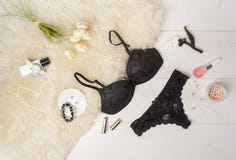 Επίπεδος βάλτε τα μοντέρνα μαύρα lingerie εξαρτήματα και τις άσπρες τουλίπες σε ένα άσπρο υπόβαθρο Εξάρτηση κομμάτων στις 8 Μαρτί στοκ εικόνα Επίπεδος βάλτε τα μοντέρνα μαύρα lingerie εξαρτήματα και τις άσπρες τουλίπες σε ένα άσπρο υπόβαθρο Εξάρτηση κομμάτων στις 8 Μαρτί στοκ εικόνα