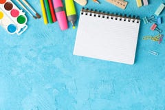 Επίπεδος βάλτε τη σύνθεση με τις σχολικές προμήθειες στο υπόβαθρο χρώματος στοκ φωτογραφία με δικαίωμα ελεύθερης χρήσης Επίπεδος βάλτε τη σύνθεση με τις σχολικές προμήθειες στο υπόβαθρο χρώματος στοκ φωτογραφία με δικαίωμα ελεύθερης χρήσης