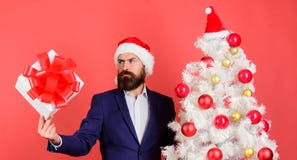 Επίσημο κοστούμι hipster ατόμων το γενειοφόρο ευτυχές γιορτάζει τα Χριστούγεννα Έννοια υπηρεσιών δώρων Στείλετε ή λάβετε το χριστ στοκ εικόνα Επίσημο κοστούμι hipster ατόμων το γενειοφόρο ευτυχές γιορτάζει τα Χριστούγεννα Έννοια υπηρεσιών δώρων Στείλετε ή λάβετε το χριστ στοκ εικόνα
