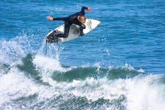 Επαγγελματικό Surfer Willie Eagleton που κάνει σερφ Καλιφόρνια στοκ φωτογραφία Επαγγελματικό Surfer Willie Eagleton που κάνει σερφ Καλιφόρνια στοκ φωτογραφία