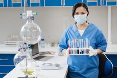 Επαγγελματικός εργαζόμενος εργαστηρίων που εξετάζει σας στοκ εικόνες Επαγγελματικός εργαζόμενος εργαστηρίων που εξετάζει σας στοκ εικόνες