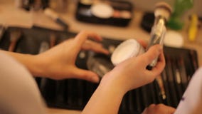 Επαγγελματικά καλλυντικά makeup στον πίνακα στο στούντιο Πολύχρωμο κραγιόν, σκιές, μια βάση σε μια σύνθεση απόθεμα βίντεο Επαγγελματικά καλλυντικά makeup στον πίνακα στο στούντιο Πολύχρωμο κραγιόν, σκιές, μια βάση σε μια σύνθεση απόθεμα βίντεο
