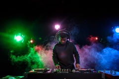 επαγγελματική λέσχη DJ αφροαμερικάνων στα ακουστικά με τον υγιή αναμίκτη στοκ φωτογραφία με δικαίωμα ελεύθερης χρήσης επαγγελματική λέσχη DJ αφροαμερικάνων στα ακουστικά με τον υγιή αναμίκτη στοκ φωτογραφία με δικαίωμα ελεύθερης χρήσης