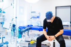 Επαγγελματική συνεδρίαση χειρούργων στο λειτουργούν δωμάτιο με τον κενό πίνακα στοκ εικόνες Επαγγελματική συνεδρίαση χειρούργων στο λειτουργούν δωμάτιο με τον κενό πίνακα στοκ εικόνες