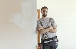 Επαγγελματική τοποθέτηση και διαμέρισμα επισκευαστών κάτω από την ανακαίνιση στοκ εικόνες με δικαίωμα ελεύθερης χρήσης Επαγγελματική τοποθέτηση και διαμέρισμα επισκευαστών κάτω από την ανακαίνιση στοκ εικόνες με δικαίωμα ελεύθερης χρήσης