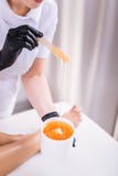 Επαγγελματικό depilation κύριο κερί τοποθέτησης στα πόδια του πελάτη της στοκ φωτογραφία με δικαίωμα ελεύθερης χρήσης Επαγγελματικό depilation κύριο κερί τοποθέτησης στα πόδια του πελάτη της στοκ φωτογραφία με δικαίωμα ελεύθερης χρήσης