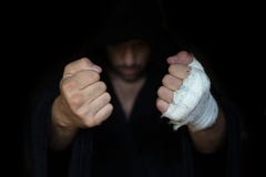 Επαγγελματικό να δέσει με ταινία Οι πυγμές μπόξερ πριν από βουίζουν πάλη έτοιμη στοκ φωτογραφίες Επαγγελματικό να δέσει με ταινία Οι πυγμές μπόξερ πριν από βουίζουν πάλη έτοιμη στοκ φωτογραφίες