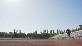 Επαγγελματικός αθλητής που τρέχει στο στάδιο, που εκπαιδεύει σκληρά να επιτύχει την αθλητική επιτυχία απόθεμα βίντεο Επαγγελματικός αθλητής που τρέχει στο στάδιο, που εκπαιδεύει σκληρά να επιτύχει την αθλητική επιτυχία απόθεμα βίντεο