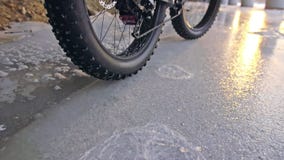 Επαγγελματικός ακραίος ποδηλάτης αθλητικών τύπων που οδηγά το παχύ ποδήλατο σε υπαίθριο Άποψη κινηματογραφήσεων σε πρώτο πλάνο τη απόθεμα βίντεο Επαγγελματικός ακραίος ποδηλάτης αθλητικών τύπων που οδηγά το παχύ ποδήλατο σε υπαίθριο Άποψη κινηματογραφήσεων σε πρώτο πλάνο τη απόθεμα βίντεο