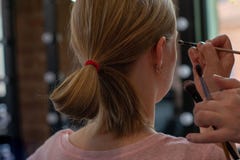 Επαγγελματικός αποτελέστε τον καλλιτέχνη κάνοντας να αποτελέσει στο σαλόνι ομορφιάς στοκ εικόνα με δικαίωμα ελεύθερης χρήσης Επαγγελματικός αποτελέστε τον καλλιτέχνη κάνοντας να αποτελέσει στο σαλόνι ομορφιάς στοκ εικόνα με δικαίωμα ελεύθερης χρήσης
