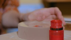 Επαγγελματικός διακοσμητής γυναικών που προετοιμάζει το χρώμα για την εργασία απόθεμα βίντεο Επαγγελματικός διακοσμητής γυναικών που προετοιμάζει το χρώμα για την εργασία απόθεμα βίντεο