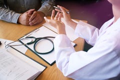 Επαγγελματικός ιατρός στην άσπρη ομοιόμορφη συνέντευξη παλτών εσθήτων στοκ φωτογραφίες με δικαίωμα ελεύθερης χρήσης Επαγγελματικός ιατρός στην άσπρη ομοιόμορφη συνέντευξη παλτών εσθήτων στοκ φωτογραφίες με δικαίωμα ελεύθερης χρήσης