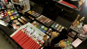 Επαγγελματικός καλλιτέχνης καλλυντικών makeup στον πίνακα στο στούντιο Πολύχρωμο κραγιόν, σκιές και ποικίλος απόθεμα βίντεο Επαγγελματικός καλλιτέχνης καλλυντικών makeup στον πίνακα στο στούντιο Πολύχρωμο κραγιόν, σκιές και ποικίλος απόθεμα βίντεο