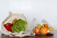 Επαναχρησιμοποιήσιμη τσάντα Eco με τα λαχανικά και πλαστική τσάντα με τα φρούτα στοκ εικόνες με δικαίωμα ελεύθερης χρήσης Επαναχρησιμοποιήσιμη τσάντα Eco με τα λαχανικά και πλαστική τσάντα με τα φρούτα στοκ εικόνες με δικαίωμα ελεύθερης χρήσης