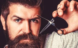 Επανδρώνει το κούρεμα στο κατάστημα κουρέων Ψαλίδι κουρέων, κατάστημα κουρέων Βάναυσο αρσενικό, hipster με το moustache Αρσενικό στοκ εικόνες με δικαίωμα ελεύθερης χρήσης Επανδρώνει το κούρεμα στο κατάστημα κουρέων Ψαλίδι κουρέων, κατάστημα κουρέων Βάναυσο αρσενικό, hipster με το moustache Αρσενικό στοκ εικόνες με δικαίωμα ελεύθερης χρήσης