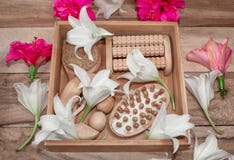 Επεξεργασίες SPA και προϊόντα μασάζ Θελκτικότητες λουτρών, τοπ άποψη σε έναν ξύλινο πίνακα, που διακοσμείται με τα λουλούδια Κιβώ στοκ φωτογραφία με δικαίωμα ελεύθερης χρήσης Επεξεργασίες SPA και προϊόντα μασάζ Θελκτικότητες λουτρών, τοπ άποψη σε έναν ξύλινο πίνακα, που διακοσμείται με τα λουλούδια Κιβώ στοκ φωτογραφία με δικαίωμα ελεύθερης χρήσης