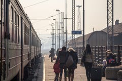 Επιβάτες που περιμένουν να επιβιβαστεί σε ένα τραίνο στην πλατφόρμα του κύριου σταθμού τρένου Βελιγραδι'ου κατά τη διάρκεια ενός στοκ φωτογραφίες Επιβάτες που περιμένουν να επιβιβαστεί σε ένα τραίνο στην πλατφόρμα του κύριου σταθμού τρένου Βελιγραδι'ου κατά τη διάρκεια ενός στοκ φωτογραφίες