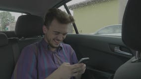 Επιβάτης νεαρών άνδρων Hipster που κουβεντιάζει και που στην οθόνη επαφής που χρησιμοποιεί δυνατό αστείο smartphone του που γελά φιλμ μικρού μήκους Επιβάτης νεαρών άνδρων Hipster που κουβεντιάζει και που στην οθόνη επαφής που χρησιμοποιεί δυνατό αστείο smartphone του που γελά φιλμ μικρού μήκους