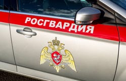Επιγραφή Rosgvardia και έμβλημα των στρατευμάτων της εθνικής φρουράς της Ρωσικής Ομοσπονδίας στον πίνακα του αυτοκινήτου Στοκ Εικόνα Επιγραφή Rosgvardia και έμβλημα των στρατευμάτων της εθνικής φρουράς της Ρωσικής Ομοσπονδίας στον πίνακα του αυτοκινήτου Στοκ Εικόνα