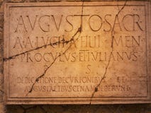Επιγραφή στο ναό Augustos σε Herculaneum Ιταλία Ι στοκ εικόνα με δικαίωμα ελεύθερης χρήσης Επιγραφή στο ναό Augustos σε Herculaneum Ιταλία Ι στοκ εικόνα με δικαίωμα ελεύθερης χρήσης