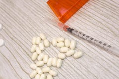 Επιδημία οπιούχων, έννοια κατάχρησης ναρκωτικών ουσιών με την κινηματογράφηση σε πρώτο πλάνο σε δύο σύριγγες ηρωίνης ή άλλα ναρκω στοκ εικόνες με δικαίωμα ελεύθερης χρήσης Επιδημία οπιούχων, έννοια κατάχρησης ναρκωτικών ουσιών με την κινηματογράφηση σε πρώτο πλάνο σε δύο σύριγγες ηρωίνης ή άλλα ναρκω στοκ εικόνες με δικαίωμα ελεύθερης χρήσης