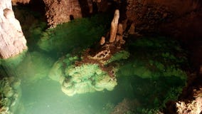 Επιθυμία της λίμνης και των στηλών στα σπήλαια Luray, Βιρτζίνια στοκ φωτογραφίες με δικαίωμα ελεύθερης χρήσης Επιθυμία της λίμνης και των στηλών στα σπήλαια Luray, Βιρτζίνια στοκ φωτογραφίες με δικαίωμα ελεύθερης χρήσης