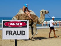Επικίνδυνα scammers σημαδιών στα οδηγώντας παιδιά παραλιών και καμηλών στοκ φωτογραφίες Επικίνδυνα scammers σημαδιών στα οδηγώντας παιδιά παραλιών και καμηλών στοκ φωτογραφίες