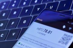 Επιλογές πορτοφολιών Bitcoin στην οθόνη smartphone στοκ εικόνες Επιλογές πορτοφολιών Bitcoin στην οθόνη smartphone στοκ εικόνες
