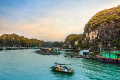 Επιπλέον χωριό των ψαράδων στον κόλπο Halong, Βιετνάμ στοκ εικόνες Επιπλέον χωριό των ψαράδων στον κόλπο Halong, Βιετνάμ στοκ εικόνες